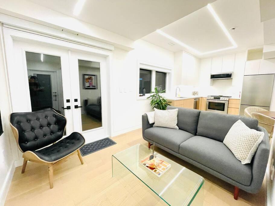 Modern Apartment Close To The Beach With Parking 多伦多 外观 照片
