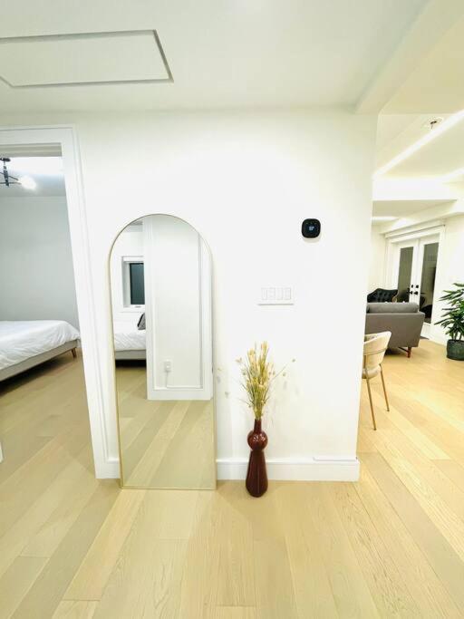 Modern Apartment Close To The Beach With Parking 多伦多 外观 照片